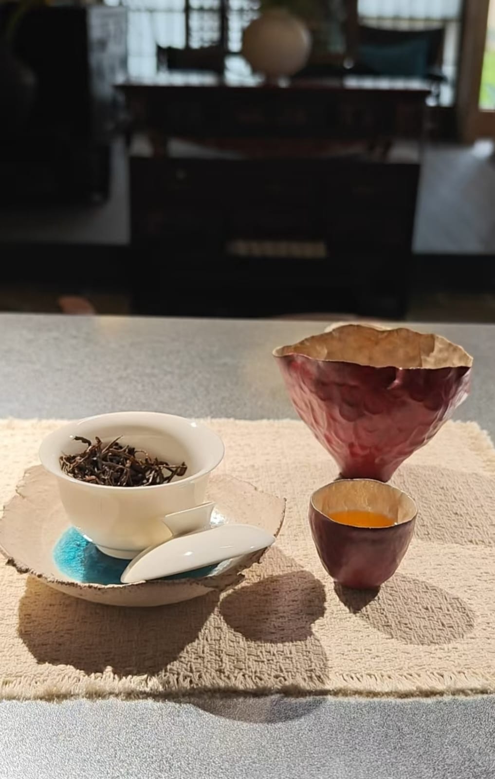 蓋碗乾茶與紅色荷葉盞
