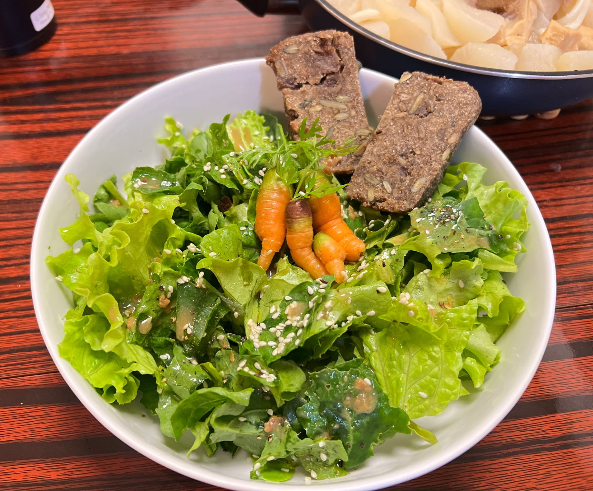 當日的沙律:收成後即場清洗,加上麵包就是一餐純素午飯。