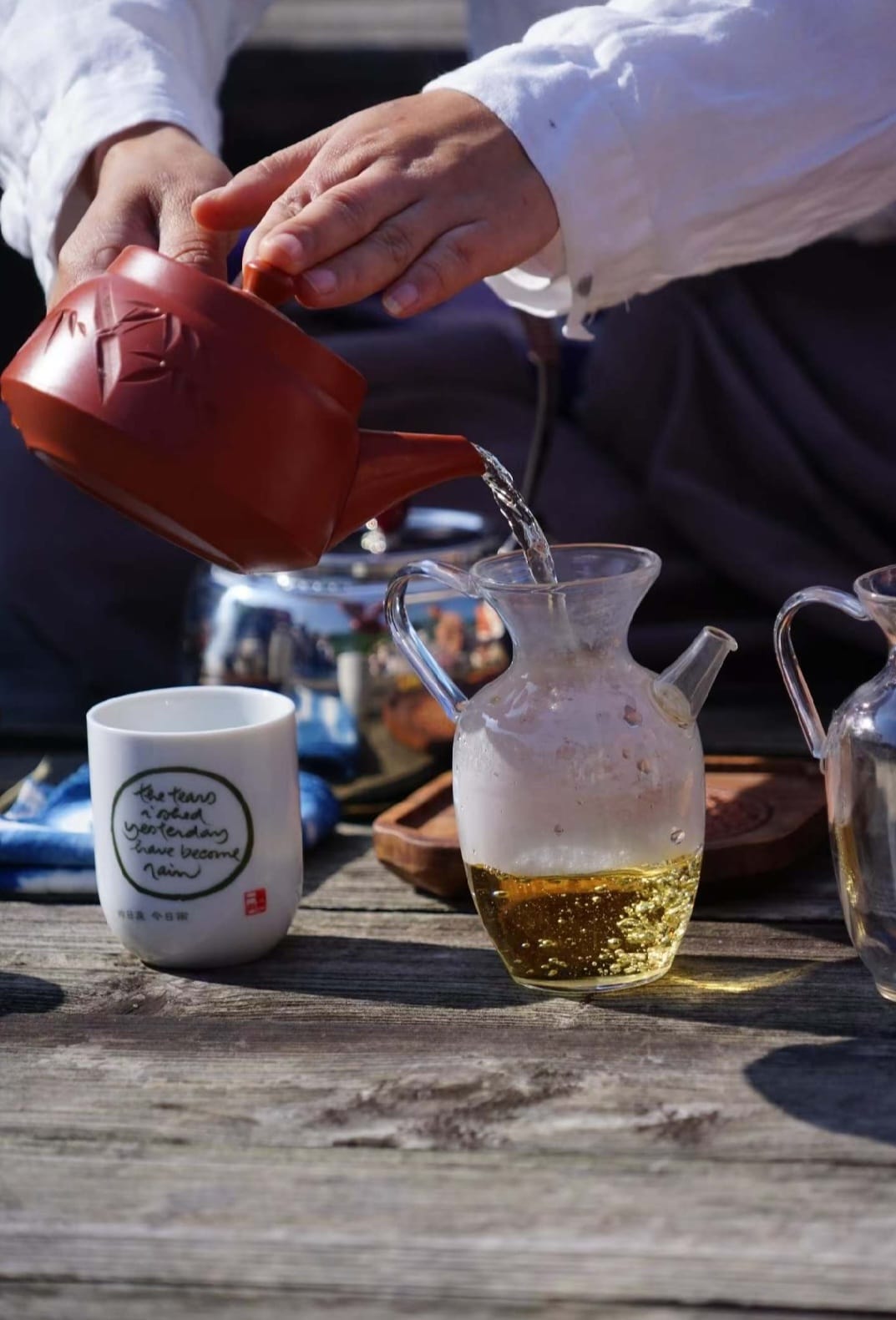 朱泥壺注水,金黃茶湯
