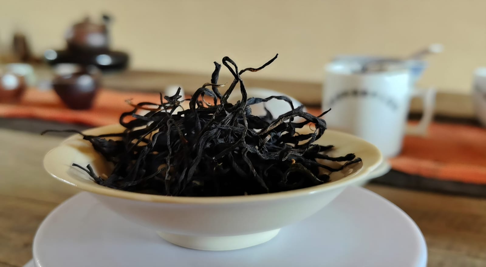 白瓷碗裏的條索狀乾茶