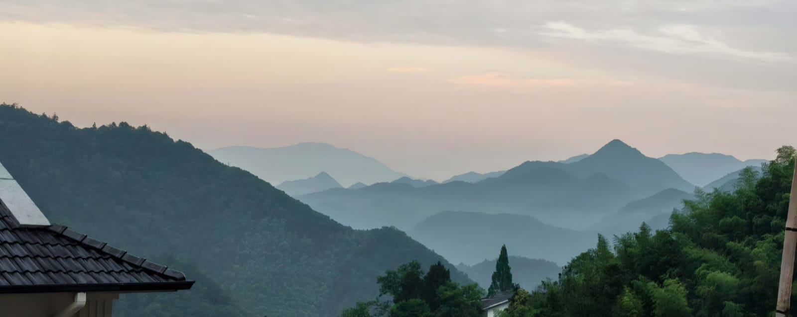 黎明的遠山與屋瓦